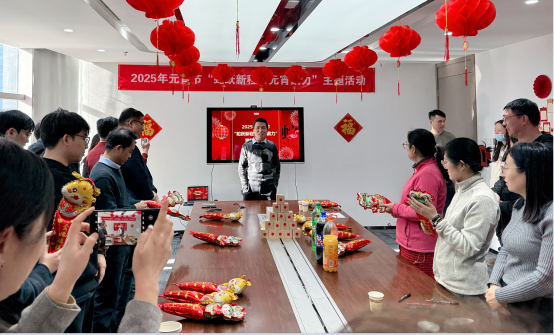 一些人在餐廳里吃東西

AI 生成的內容可能不正確。