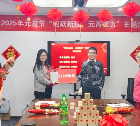 桌子上放滿了不同類型的海報

AI 生成的內容可能不正確。