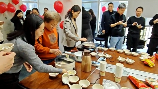 一群人在桌子邊

AI 生成的內容可能不正確。