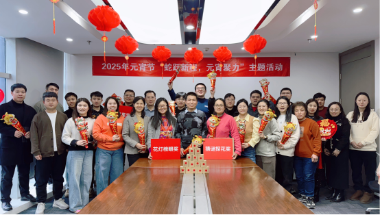 一群人站在桌子上

AI 生成的內容可能不正確。